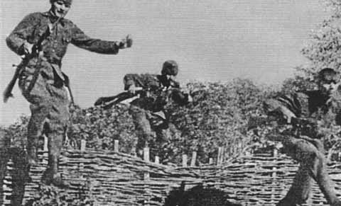 Венгерские солдаты в оккупированной русской деревне.