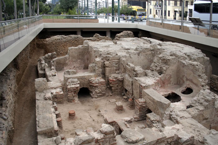 раскопки древних бань, найденных при строительстве метро в Афинах